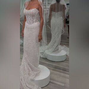 Elegant White Lace Wedding          Dress size 6/8 $1800 NEVER WORN. Not altered